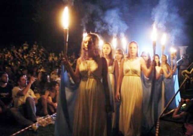 http://www.noticiacristiana.com/wp-content/uploads/2016/06/Griegos-paganos-vuelven-a-invocar-a-sus-dioses-antiguos-en-Grecia.jpg